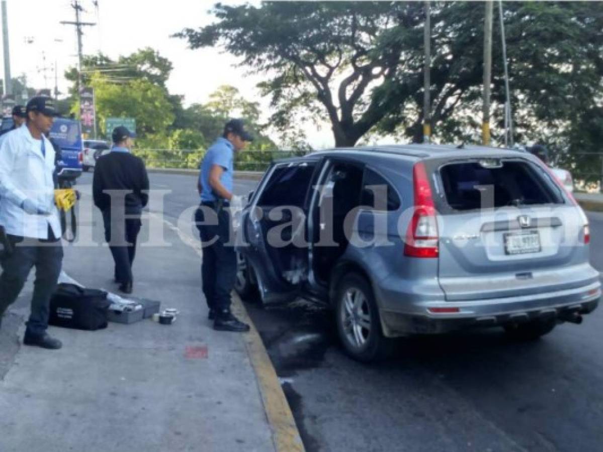 Esta camioneta Honda, CRV fue abandonada por los supuestos pandilleros en las inmediaciones del Estadio Nacional.