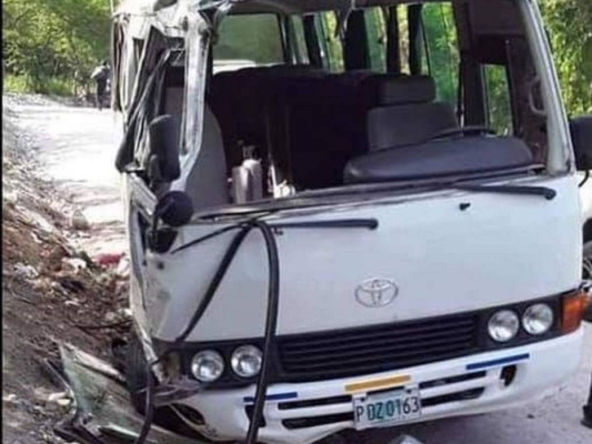 La Paz: Cuatro muertos y 12 heridos deja accidente de microbús