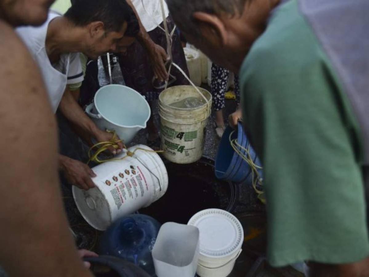 Venezolanos 'sin una gota de agua' acuden a soluciones insalubres para abastecerse