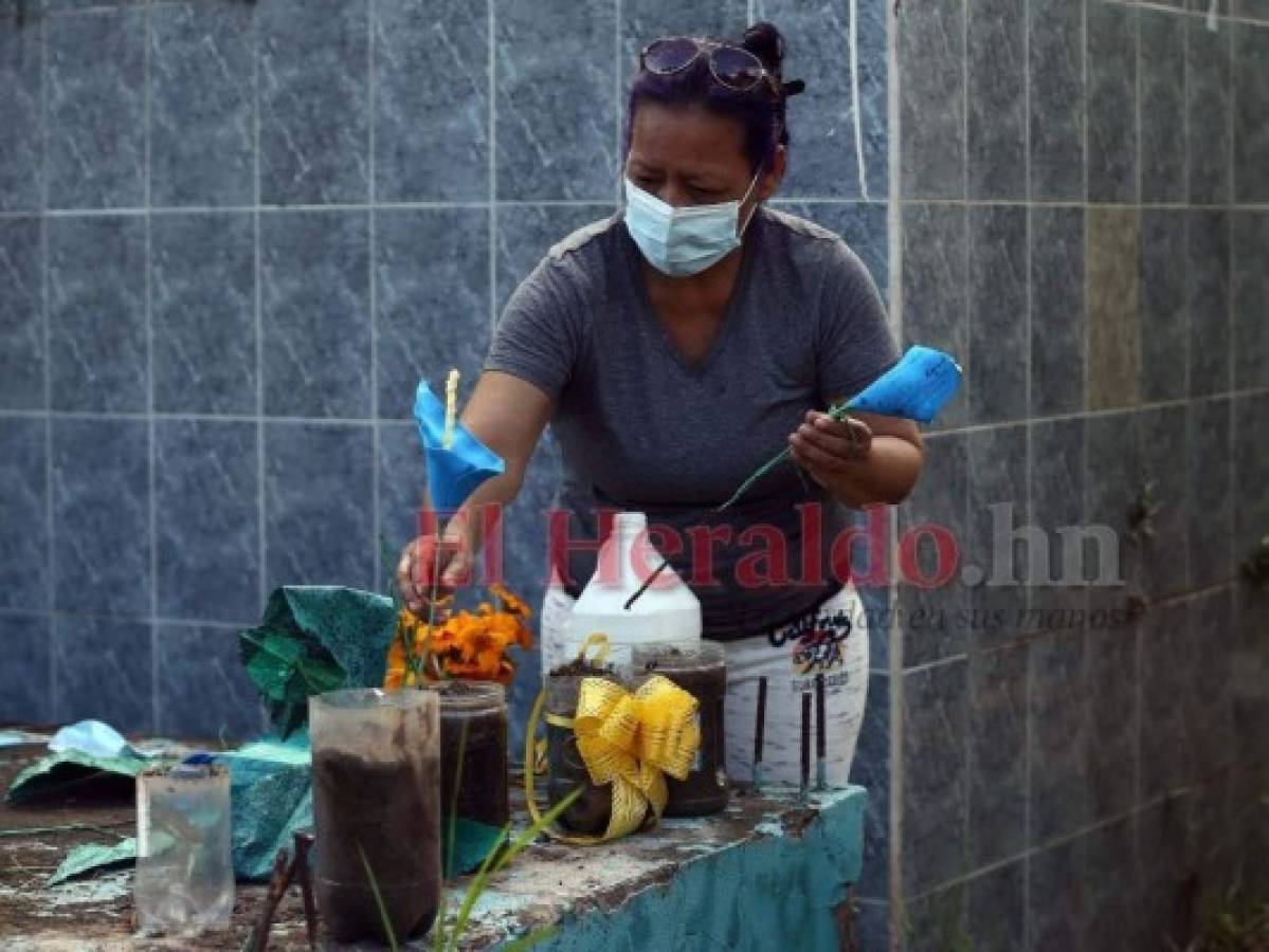 Todavía llegan personas a honrar a sus familiares al cementerio.