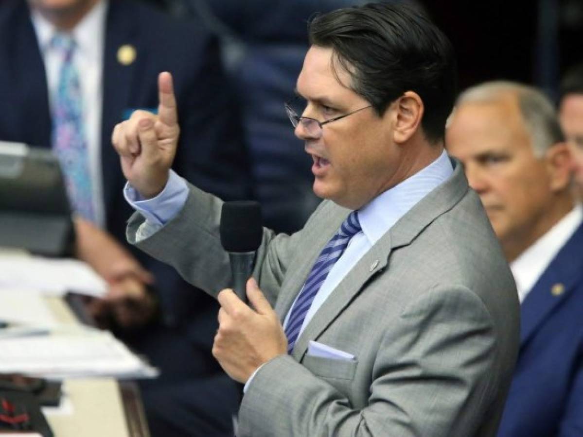 Senado de Florida aprueba prohibición de políticas santuario