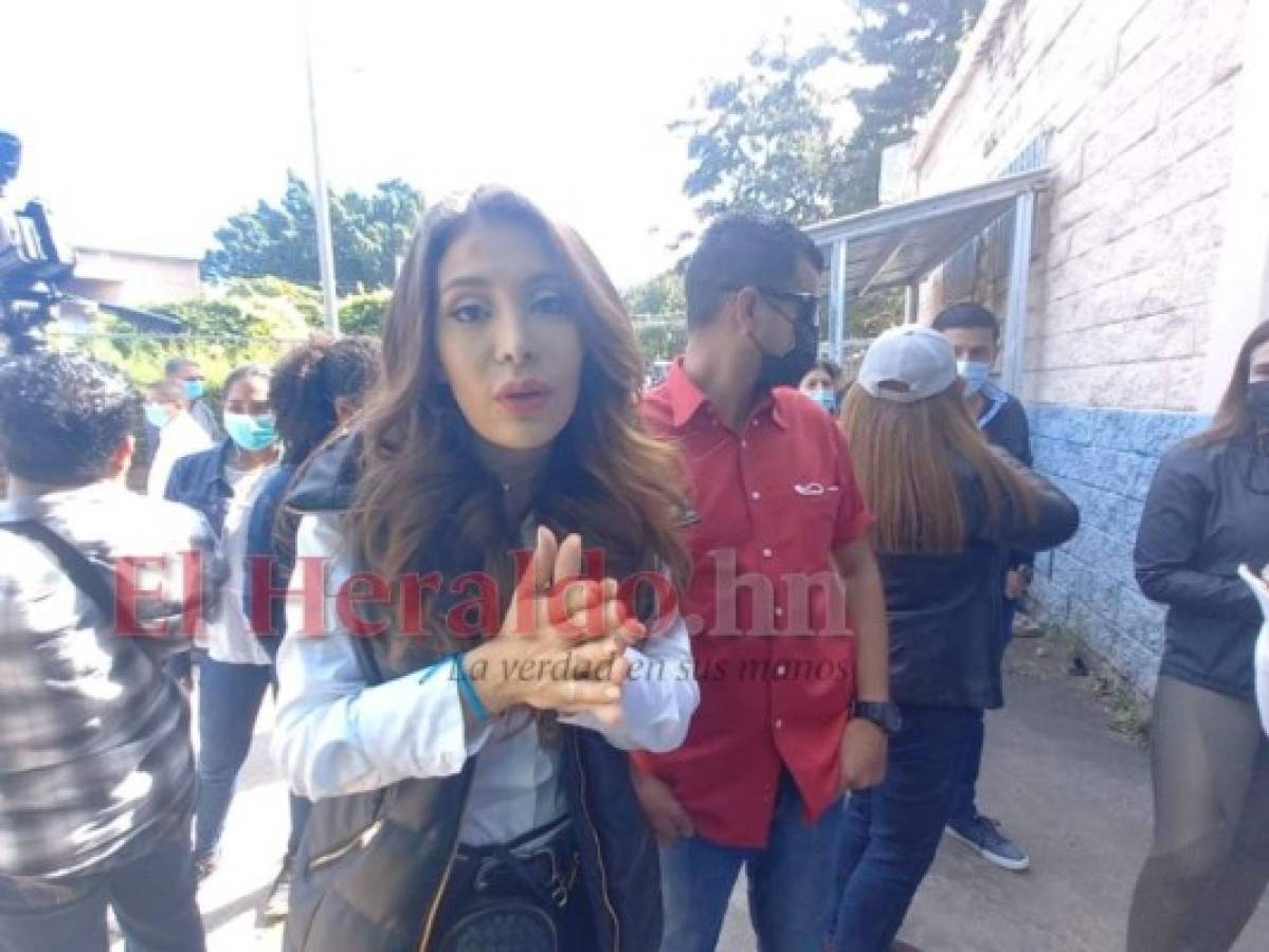 Junto a su esposa Iroshka Elvir, Salvador Nasralla acude a votar en la capital (FOTOS)