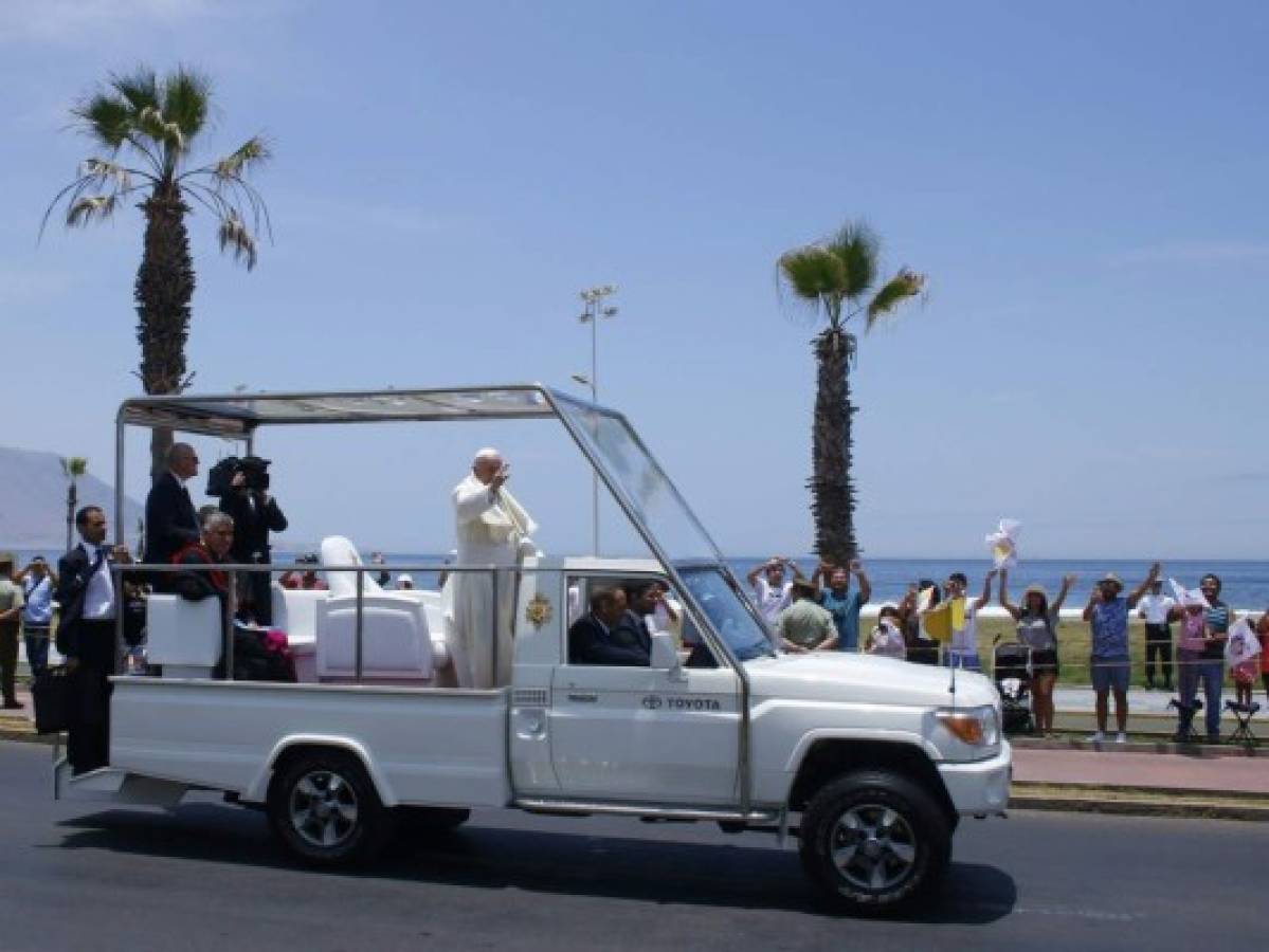 El papa Francisco llega a Perú en medio de reclamos de indígenas y ambientalistas