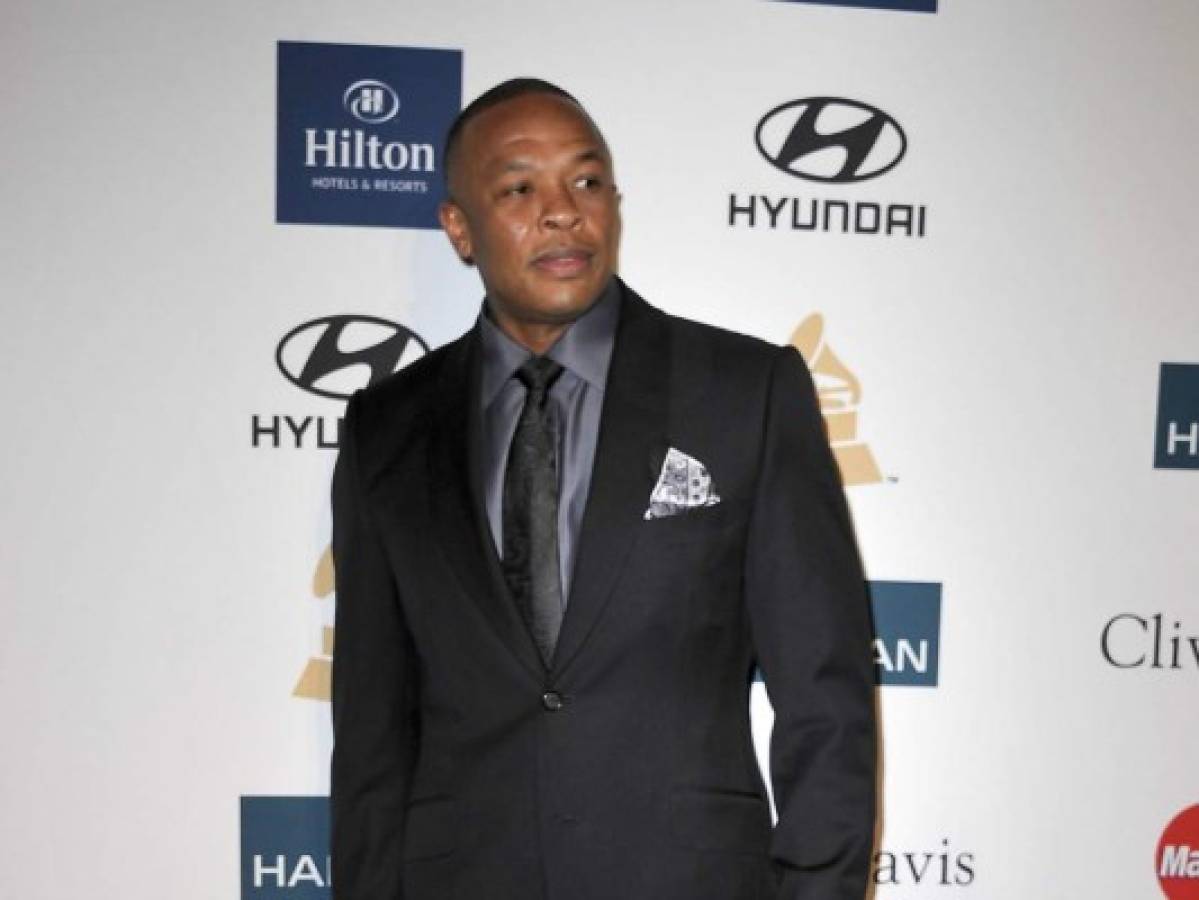 El rapero Dr. Dre esposado frente a su hogar en Los Ángeles