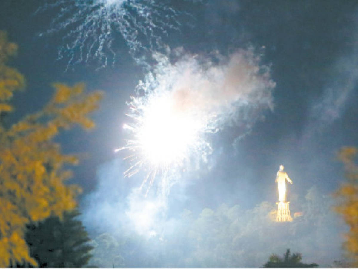 Olimpia finalizó 2012 con un espectacular show de luces que iluminó Tegucigalpa