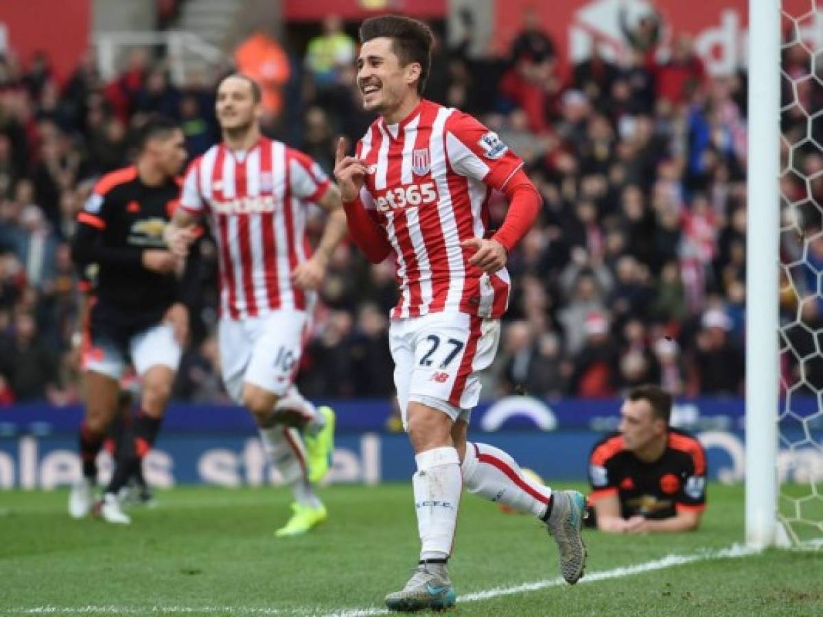 El Stoke gana 2-0 al Manchester y pone contra las cuerdas a Van Gaal