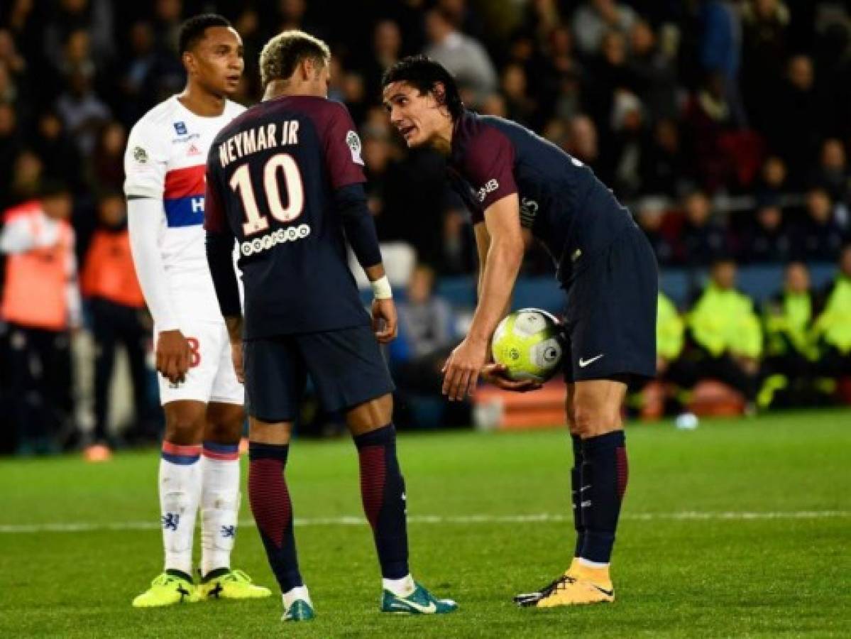 ¿Quién ejecutará los lanzamientos de falta en el PSG? Neymar o Cavani