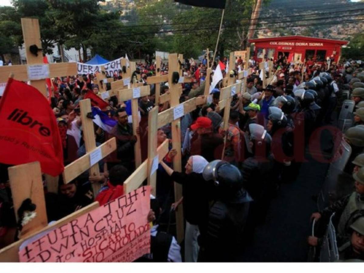 Simpatizantes de la Alianza protestan frente a la Embajada Americana en Tegucigalpa