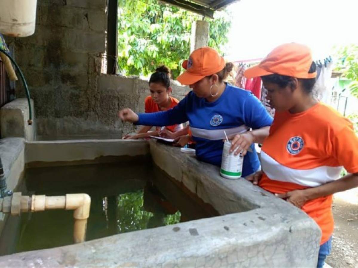 Combaten zancudos y abren otra sala de dengue