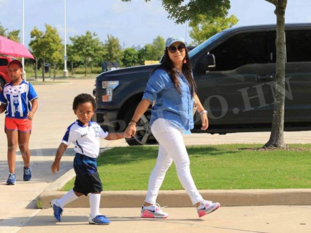 Boniek García recibe la visita de su familia en pleno entrenamiento de la Selección de Honduras