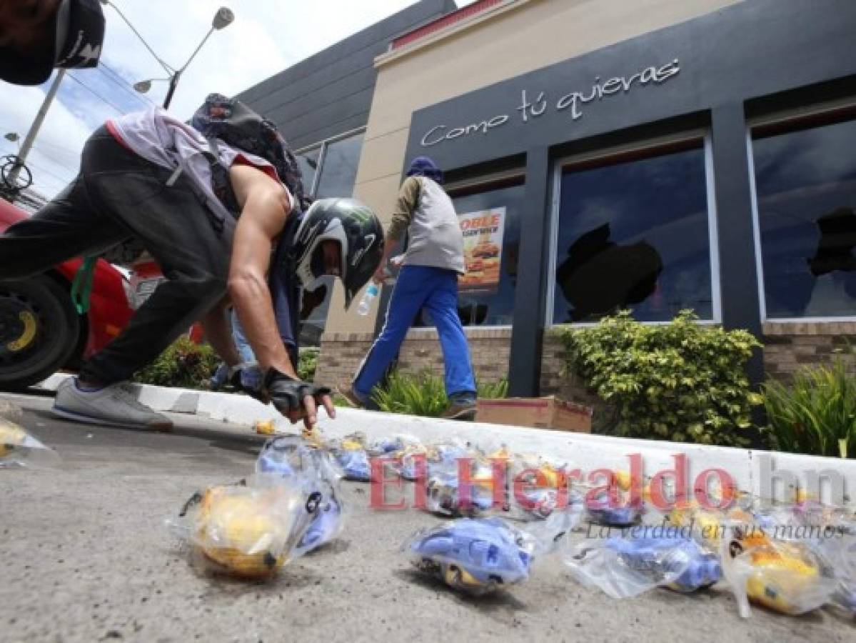 Manifestantes encapuchados le prenden fuego a restaurante de comida rápida frente a Toncontín