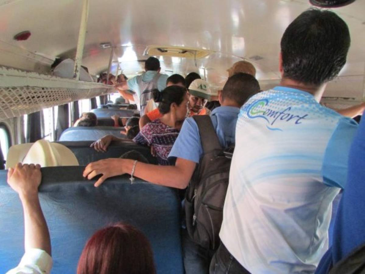 Buses repletos ponen en peligro a los pasajeros en El Paraíso