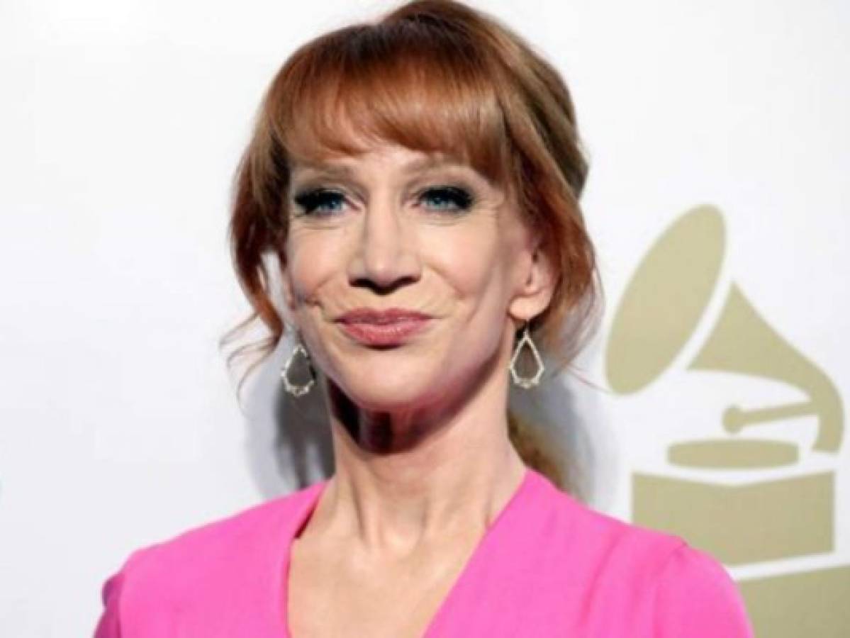 La comediante Kathy Griffin posó con la cabeza 'decapitada' de Trump en Twitter y causó revuelo