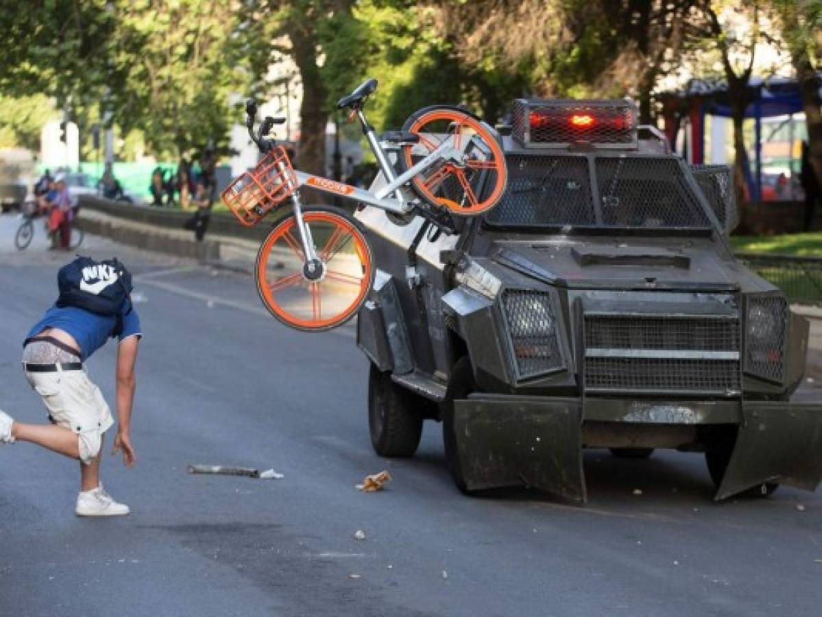 Santiago de Chile en caos tras protestas por aumento de tarifa del Metro