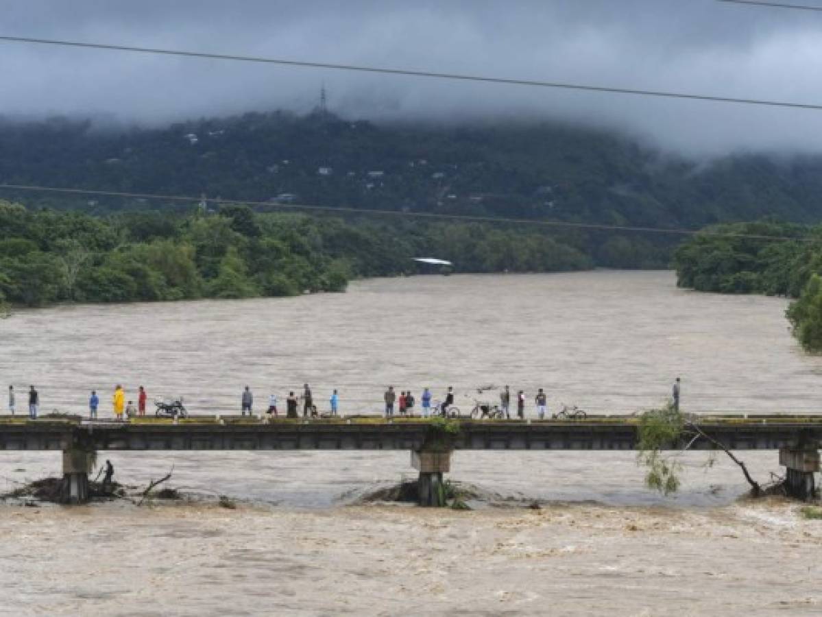 Nuevos horarios de circulación por oscuro paso de Eta en Honduras, que ya cobra una muerte