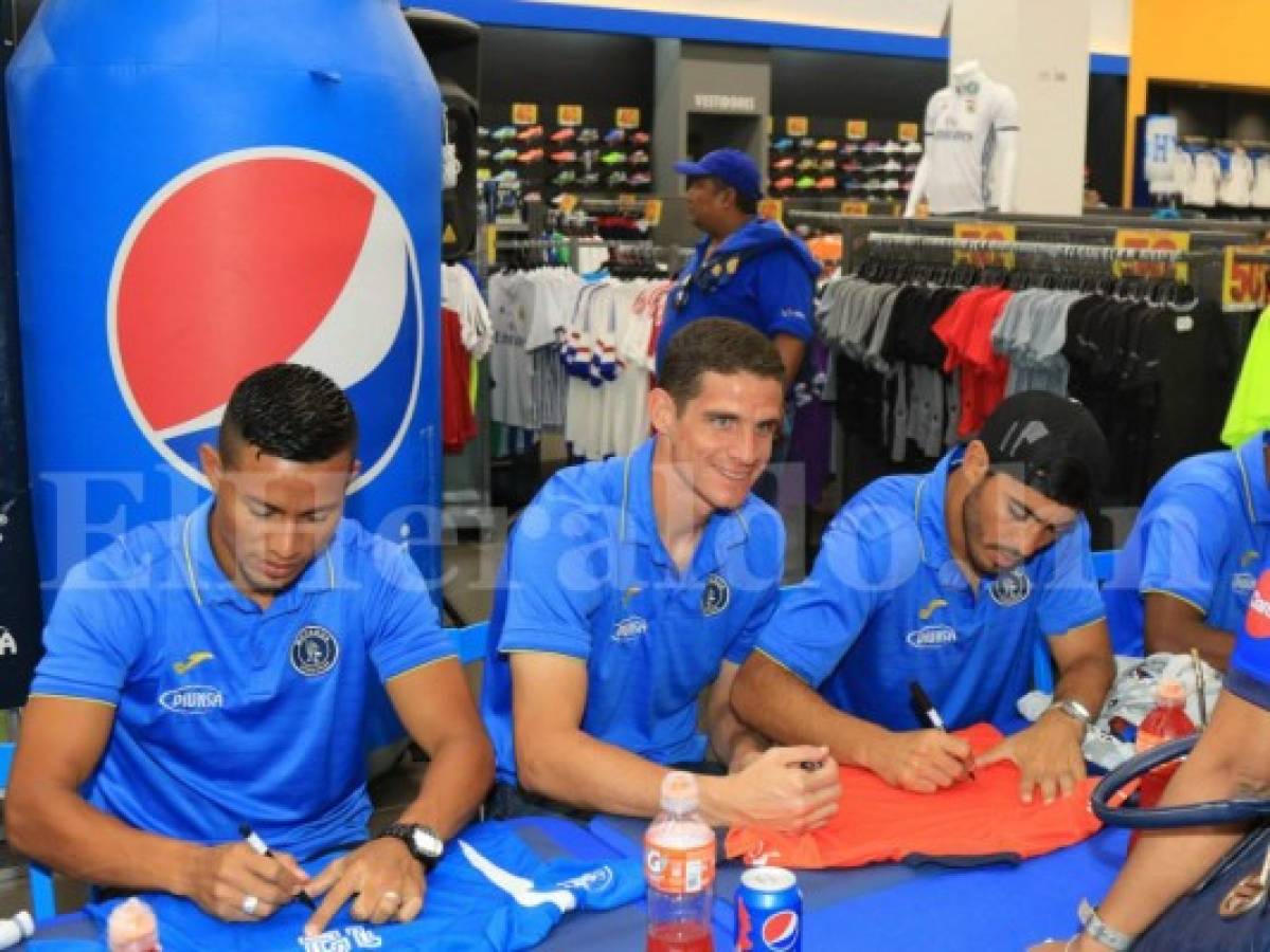 Motagua realizó firma de autógrafos ante decenas de aficionados en la capital