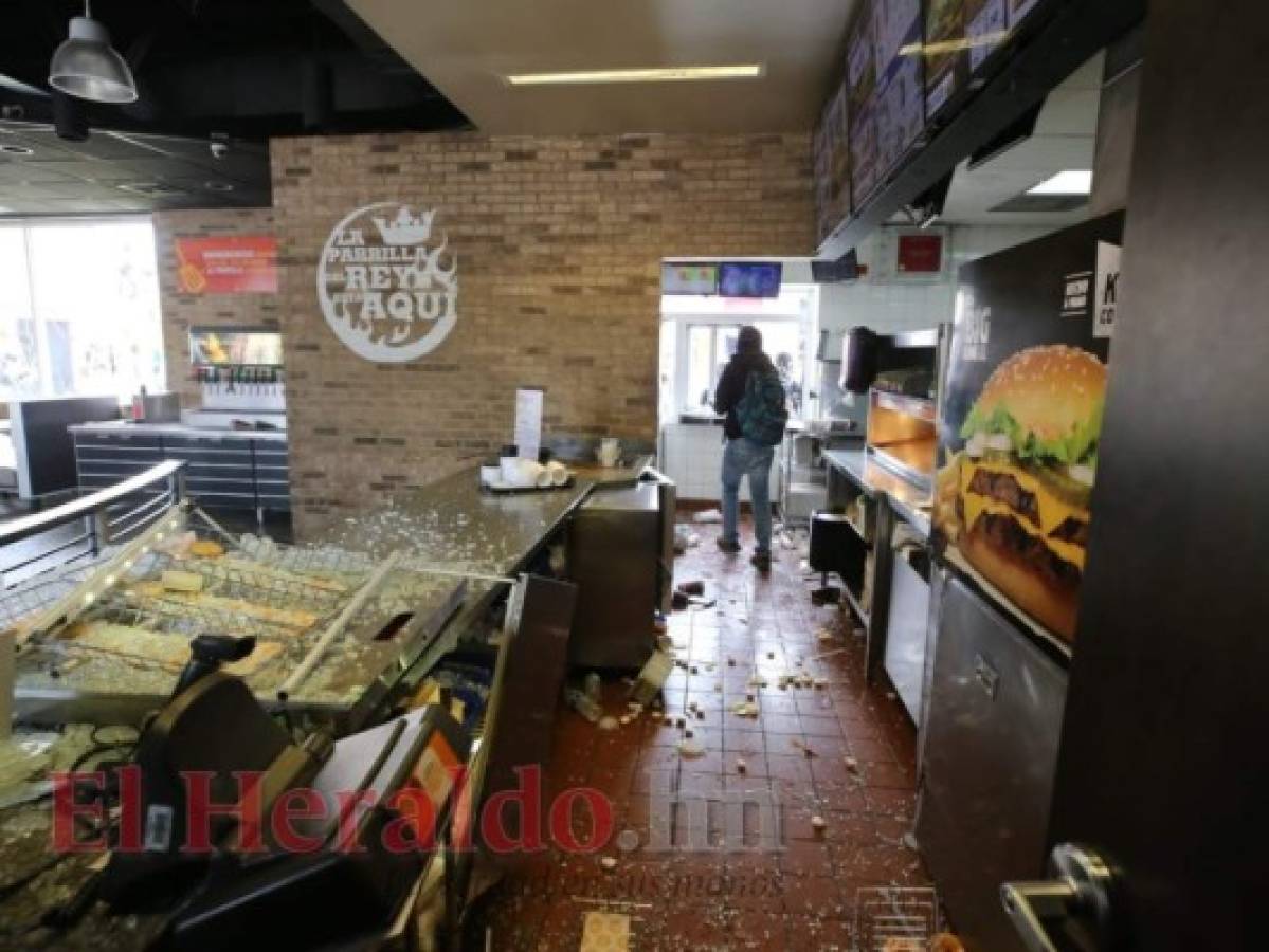 Manifestantes encapuchados le prenden fuego a restaurante de comida rápida frente a Toncontín