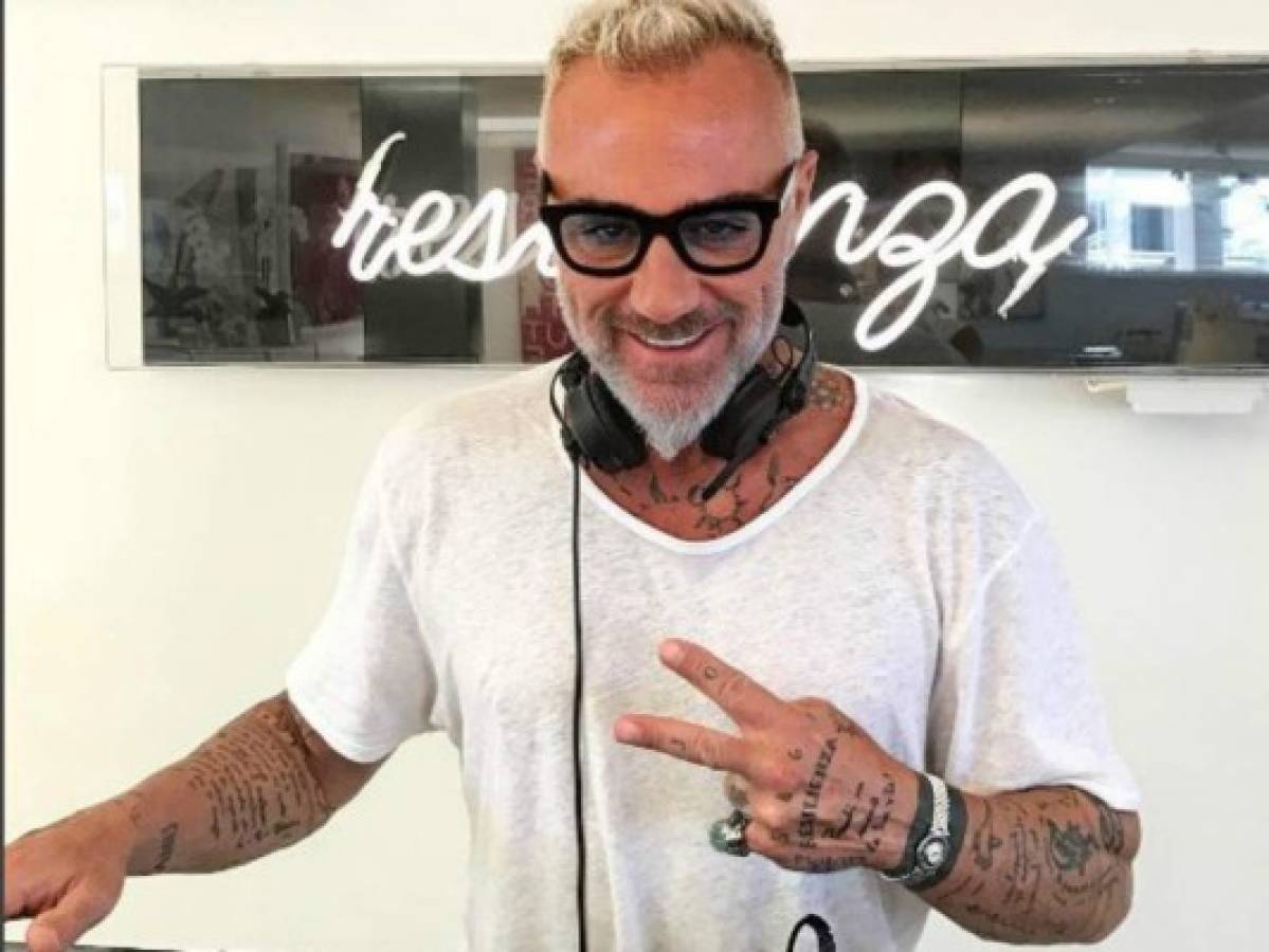 Critican a Gianlucca Vacchi por caminar en tacones