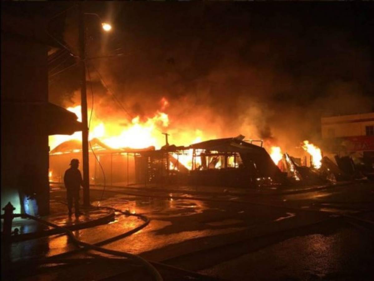 Incendio consume mercado central de San Pedro Sula