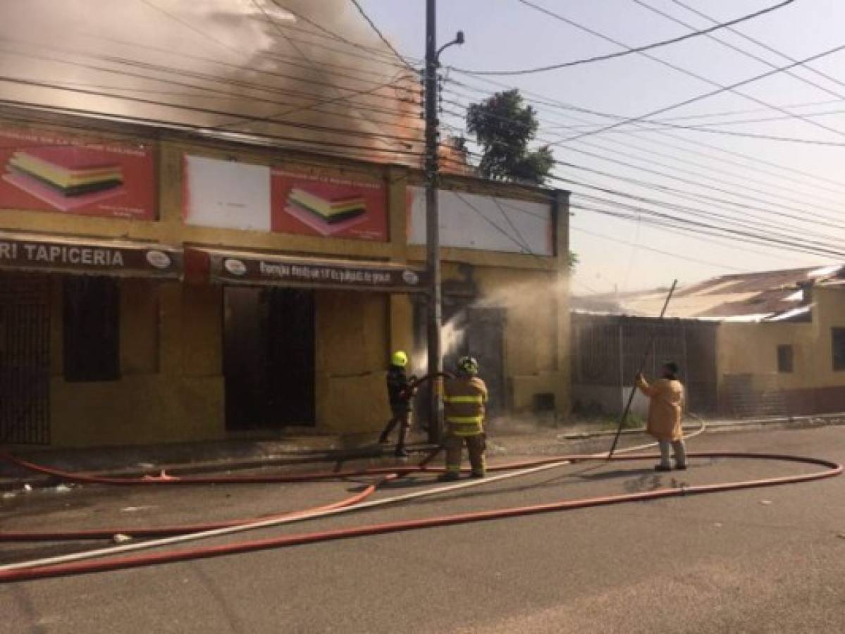 Voraz incendio consume bodegas en San Pedro Sula