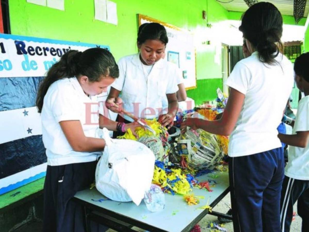 Escuelas cierran el primer mes de trabajo aprendiendo del compost