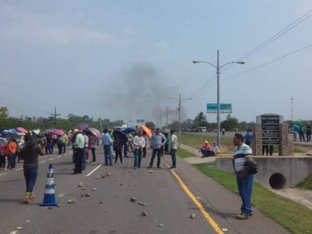 Maestros bloquean varias carreteras en la zona sur, centro y oriente de Honduras