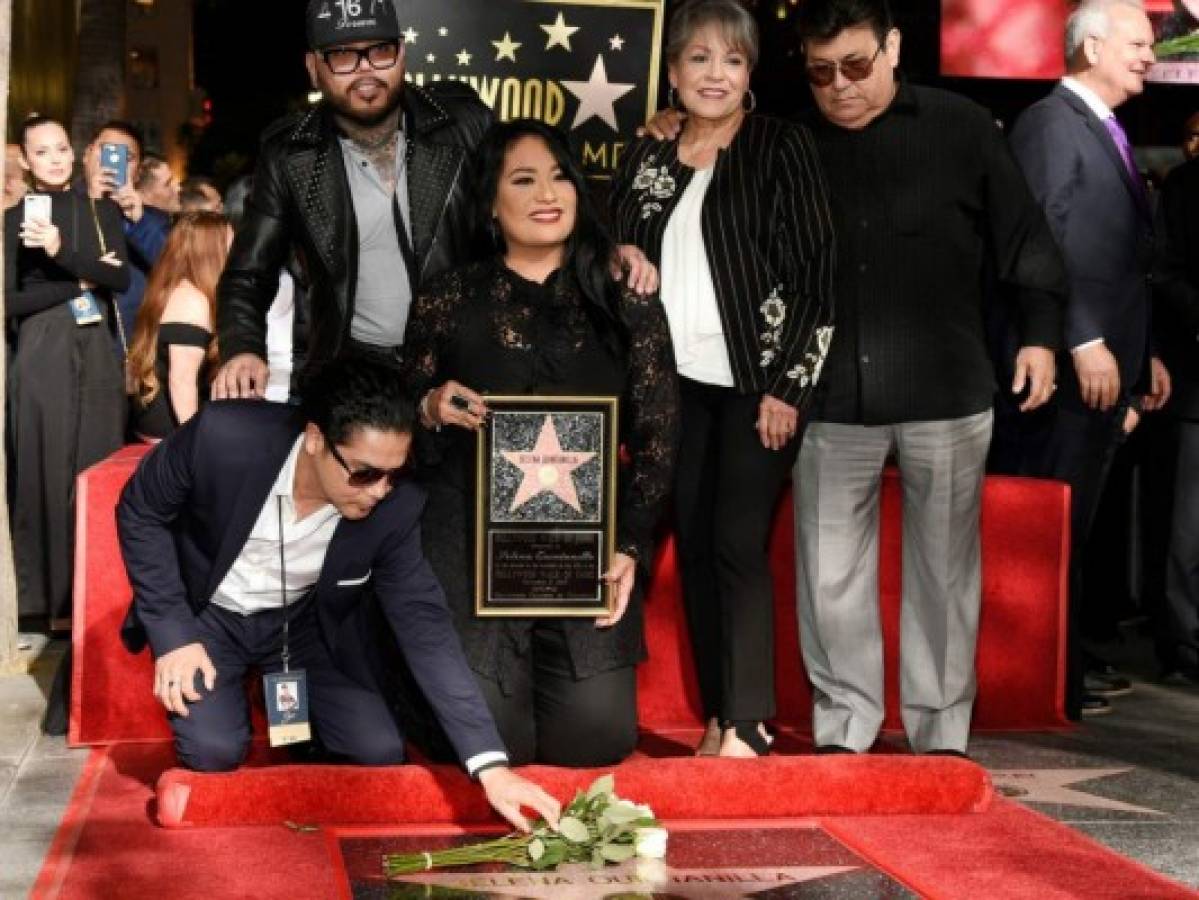 La fallecida cantante Selena Quintanilla recibe estrella en el Paseo de la Fama de Hollywood