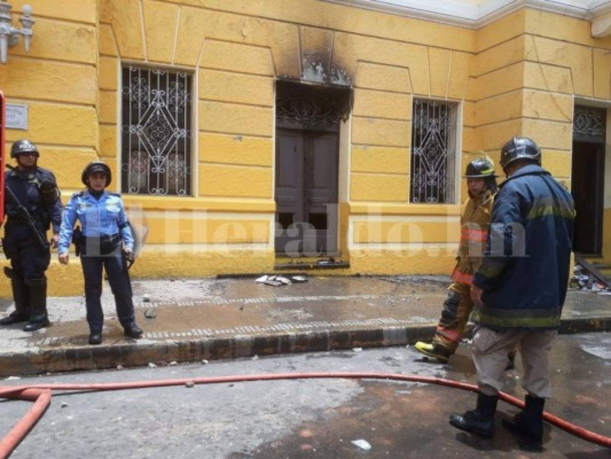 Fotos: Destruido parte del archivo capitalino luego que vándalos incendiaran el Palacio Municipal de Tegucigalpa