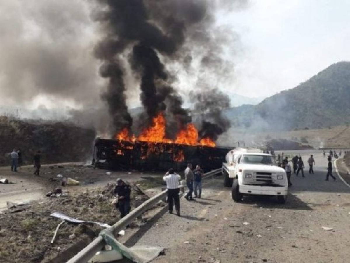 México: Choque entre autobús y tráiler deja 21 muertos 
