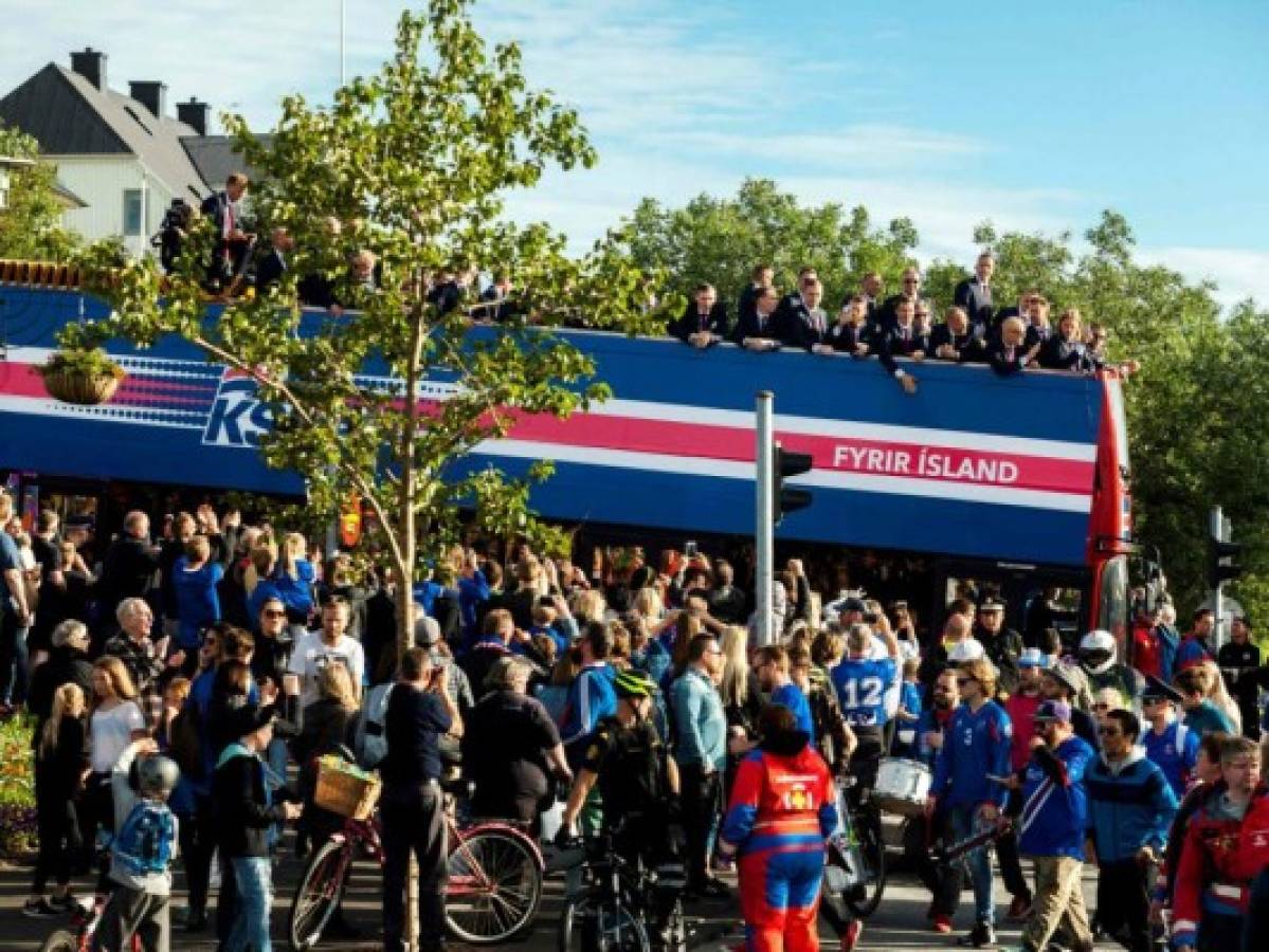 Islandia recibe a sus héroes con el impresionante 'ahu' hecho por más de 15 mil fanáticos