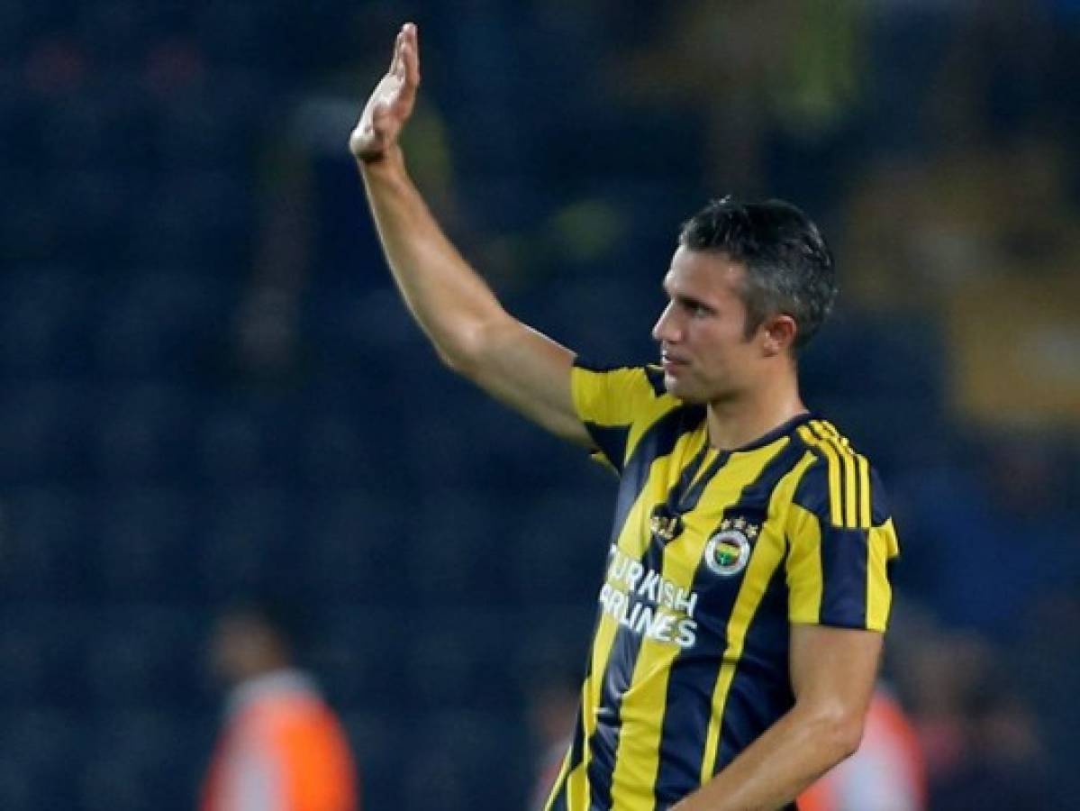 El ojo de Van Persie no sufre daños tras un golpe en partido con el Fenerbaçhe