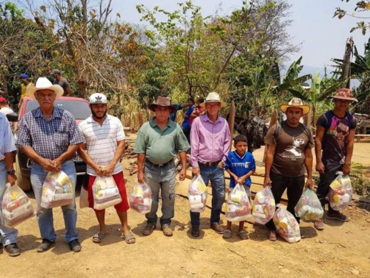 Grupo de jóvenes altruistas reparte esperanza a los más necesitados