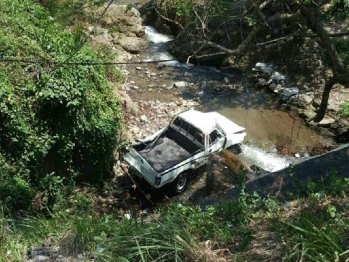 Embarazada muere y seis personas resultan heridas al caer vehículo en hondonada en Cofradía, Cortés