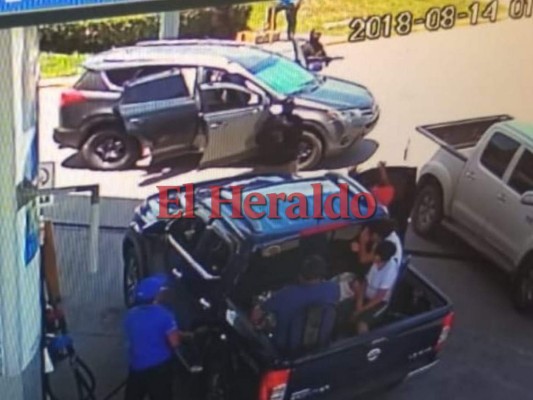 Imágenes muestran cuando sicarios asesinan a dos hombres en una gasolinera de San Pedro Sula