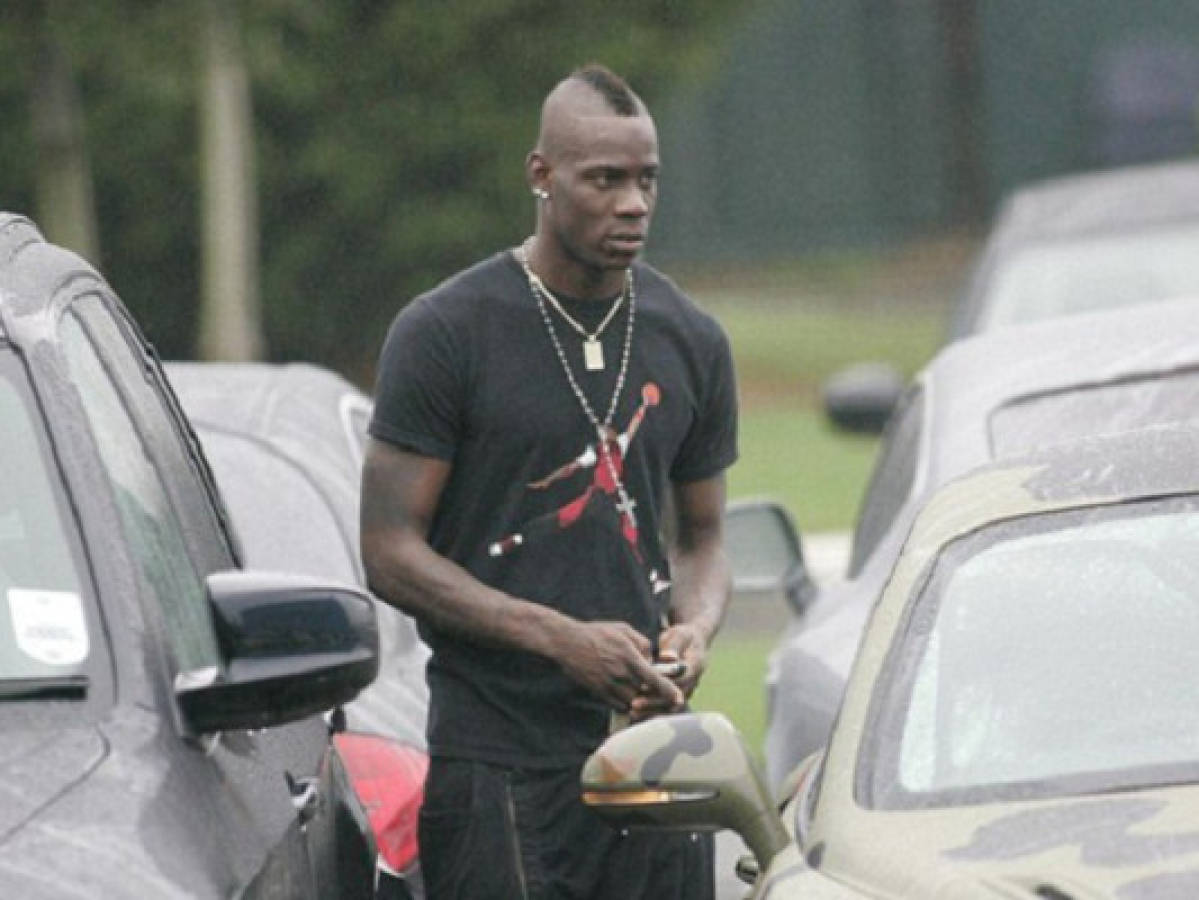 Mancini zarandea a Balotelli en entrenamiento del Manchester City