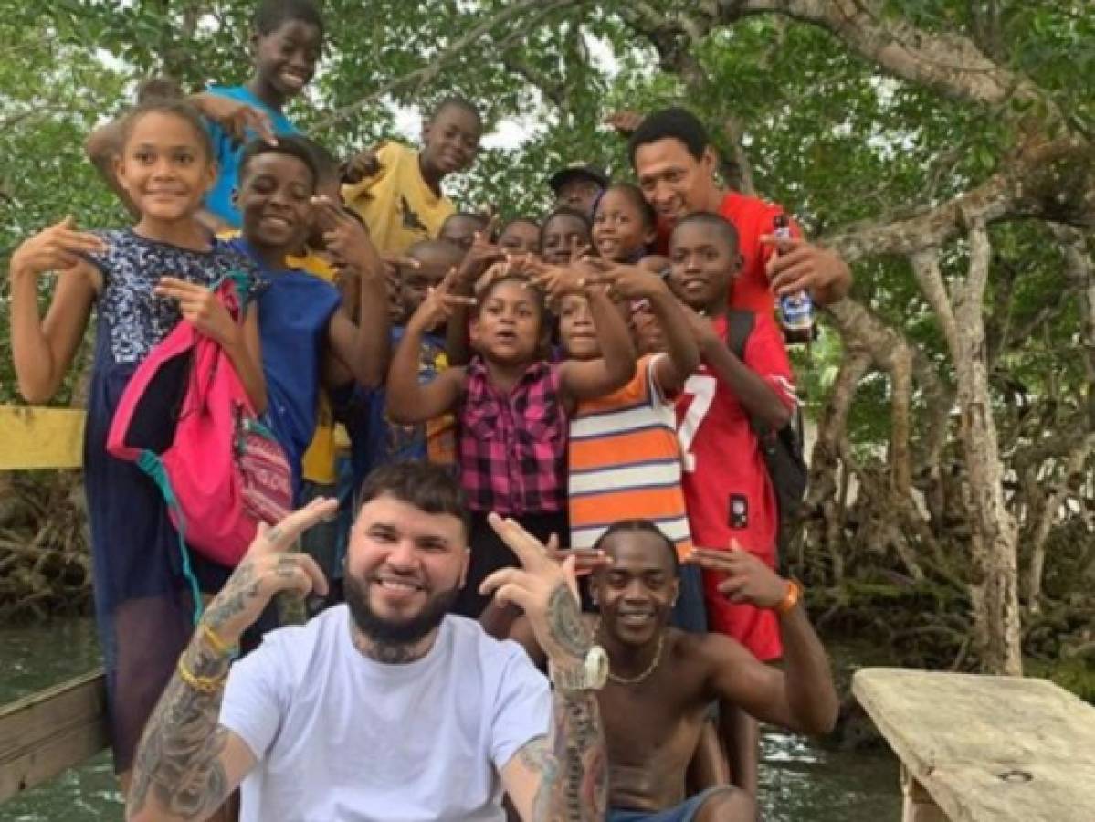 Farruko está en Honduras y describe a Roatán como el 'paraíso'