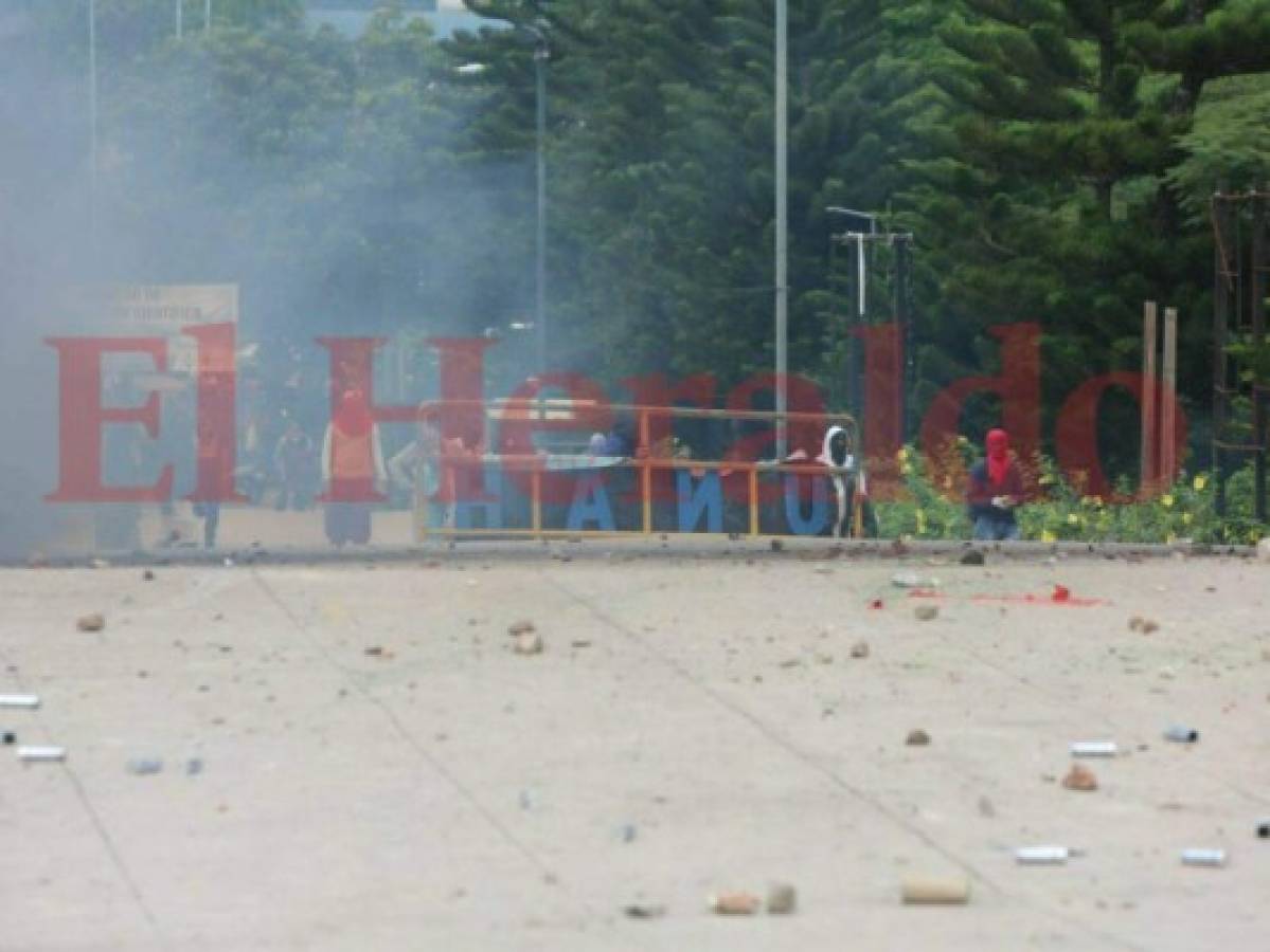 Supuestos estudiantes intentan tomarse la UNAH este lunes