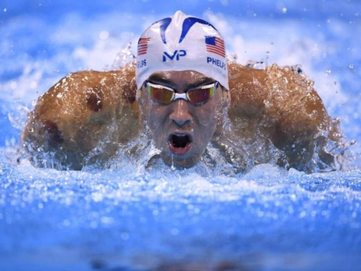 Phelps entre manchas en el cuerpo, medallas y su familia