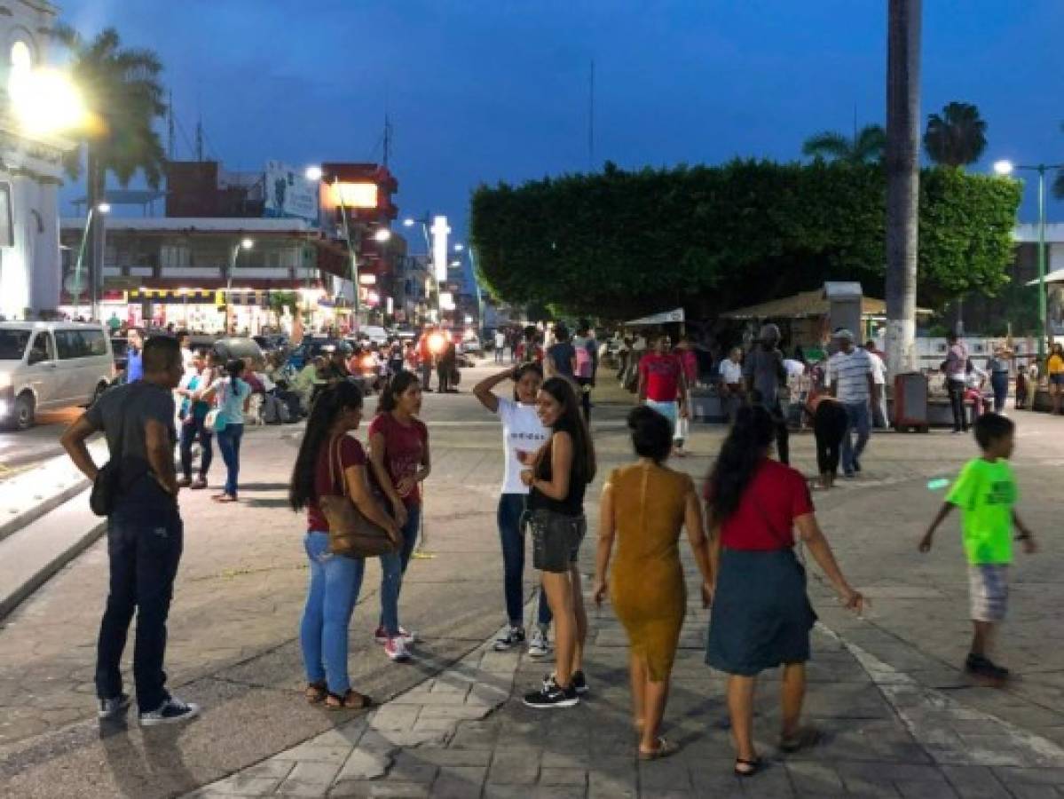 Hondureños piden dinero en México para comida, mientras postergan viaje a EEUU