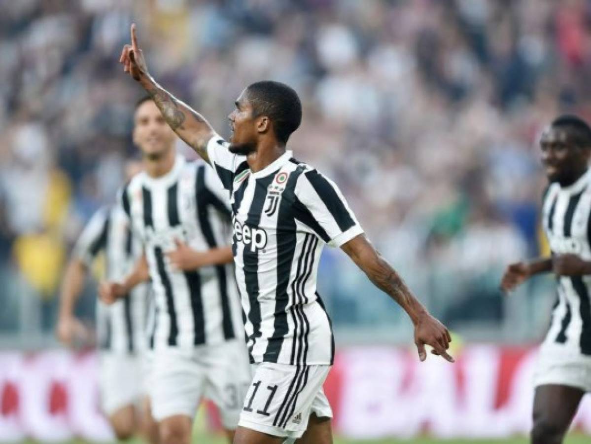 Brasil convoca a Douglas Costa para amistosos