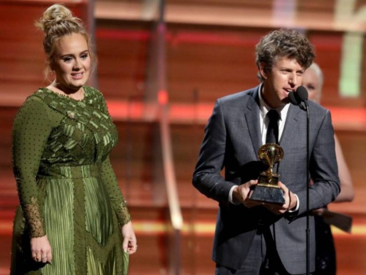 Adele cae y se levanta como leyenda al ser la gran ganadora de los Grammy 2017