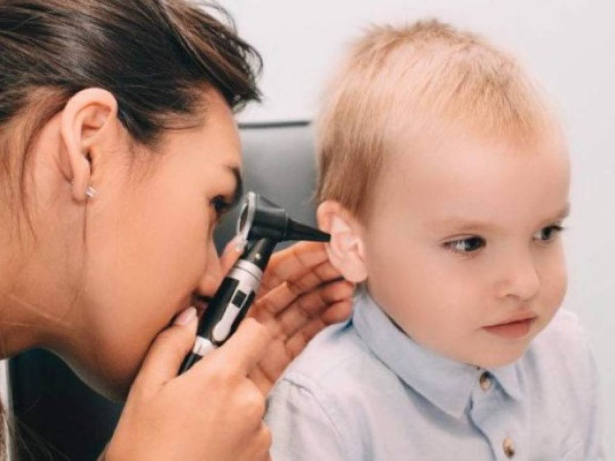 Este padecimiento es más común en niños muy pequeños donde se manifiesta como otitis media.