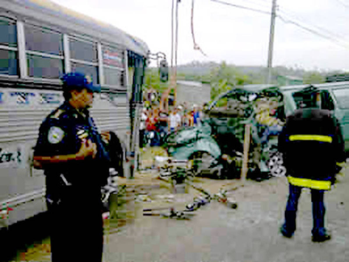 Siete muertos y 13 heridos deja choque entre autobuses en el norte de Honduras