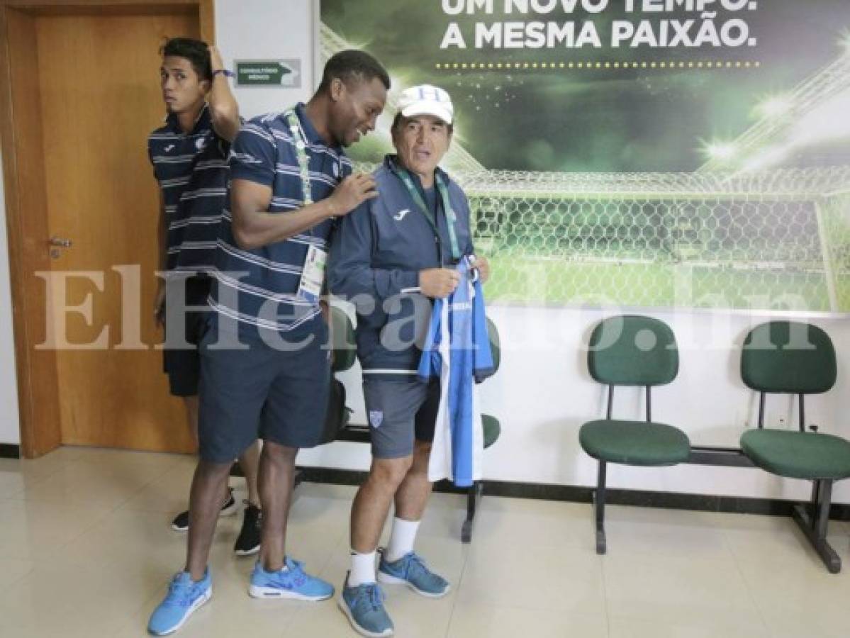 El DT Jorge Luis Pinto fue el encargado de entrgar la camisa que firmó cada uno de los jugadores (Foto: Juan Salgado)