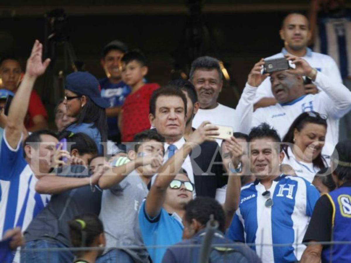 VIDEO: Salvador Nasralla animó el partido Honduras vs Canadá con una vuelta olímpica  