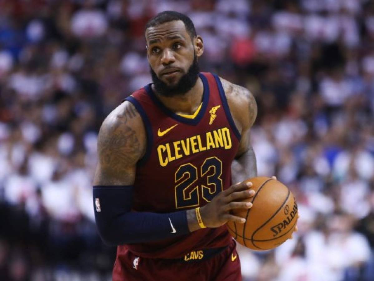 LeBron James da victoria a Cleveland Cavaliers en la prórroga; regreso triunfal de Stephen Curry