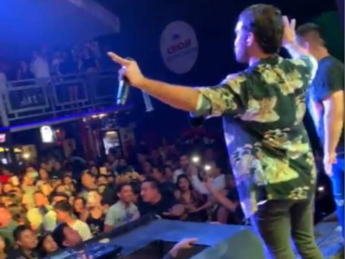 Cantante realizaba concierto cuando fue sorprendido por fuerte sismo en Perú