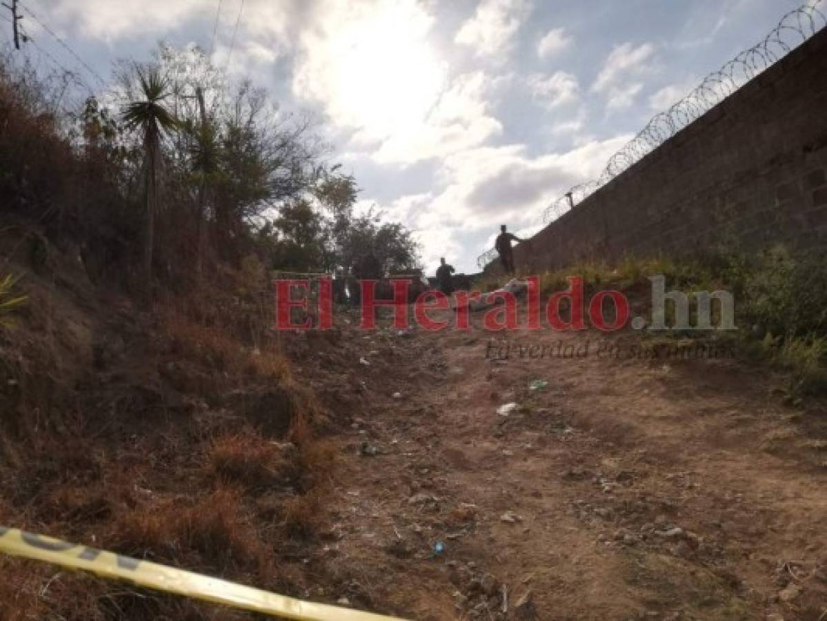 Hallan encostalado cadáver de un joven en la aldea El Lolo de la capital