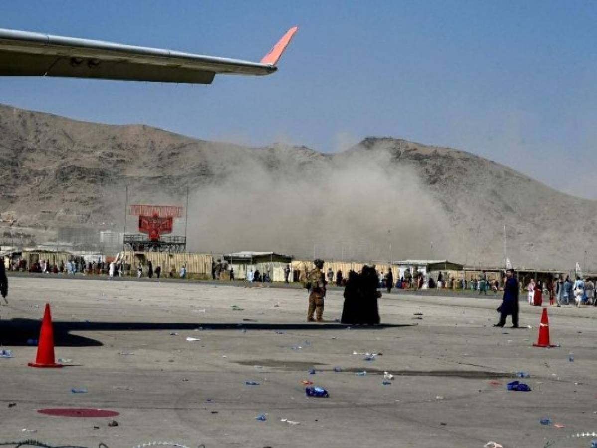 Disparos, empujones y desesperación: Momento en que afganos intentan escapar del aeropuerto