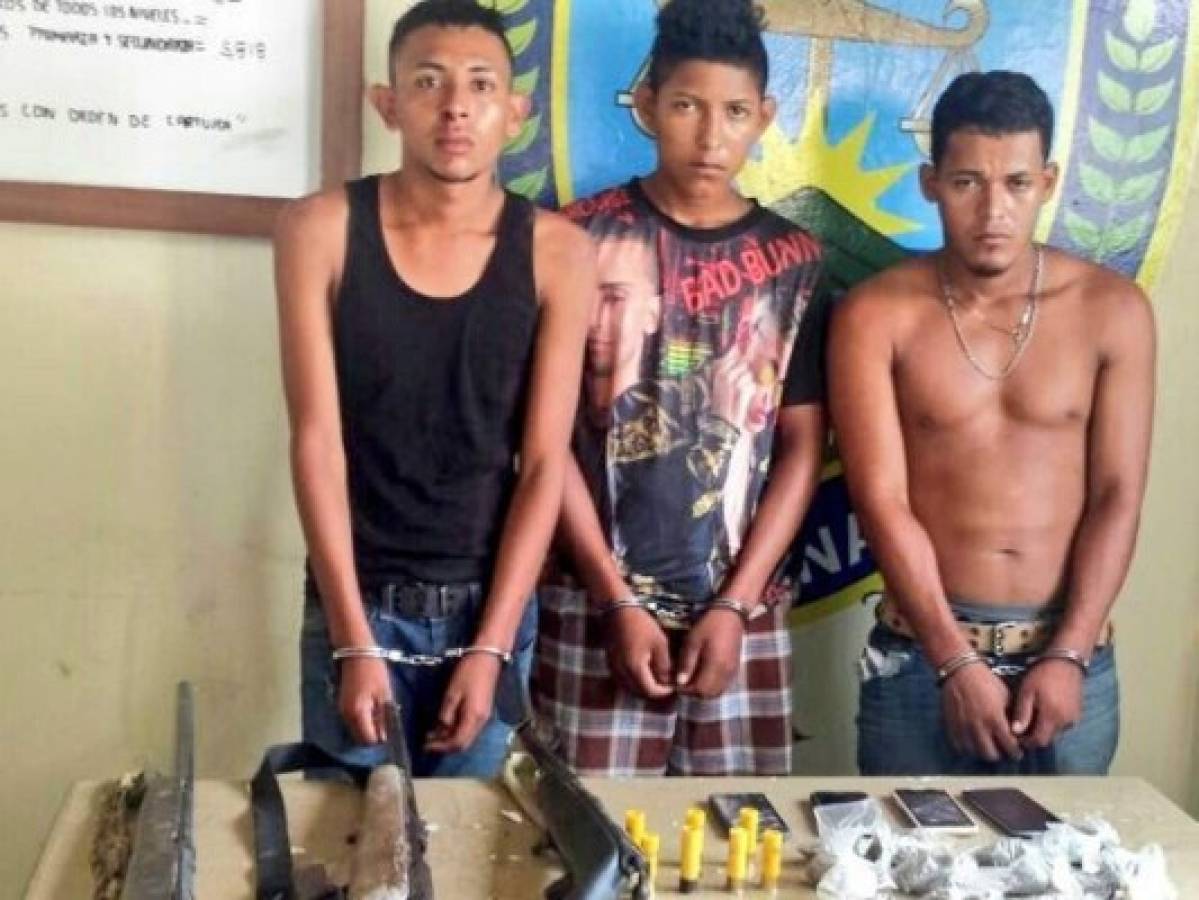 Con armas y droga capturan a tres hombres en el departamento de Atlántida